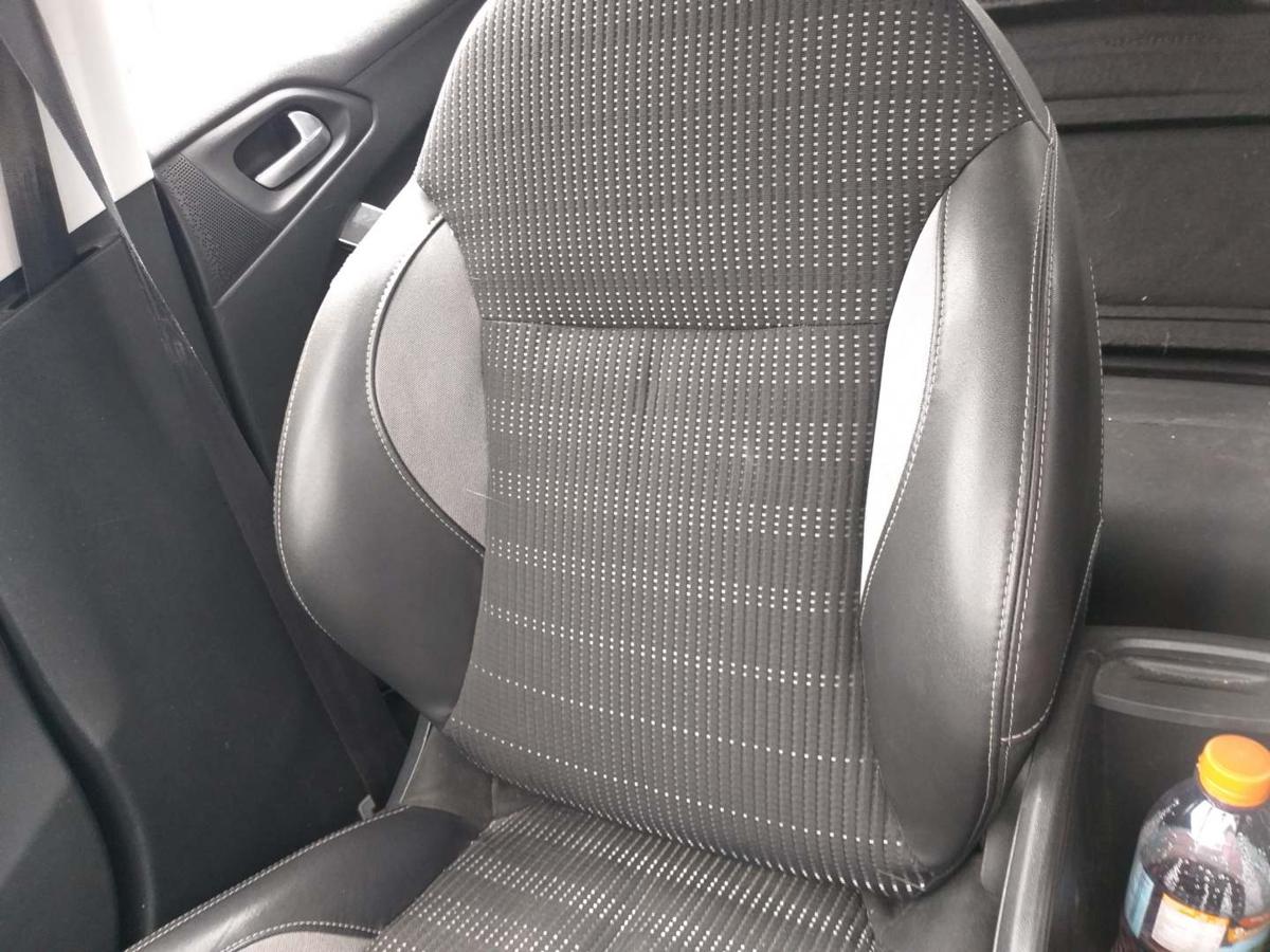 Peugeot 2008 original Sitz vorn rechts Beifahrersitz Teilleder Schwarz manuell verstellbar beheizt Bj.2014